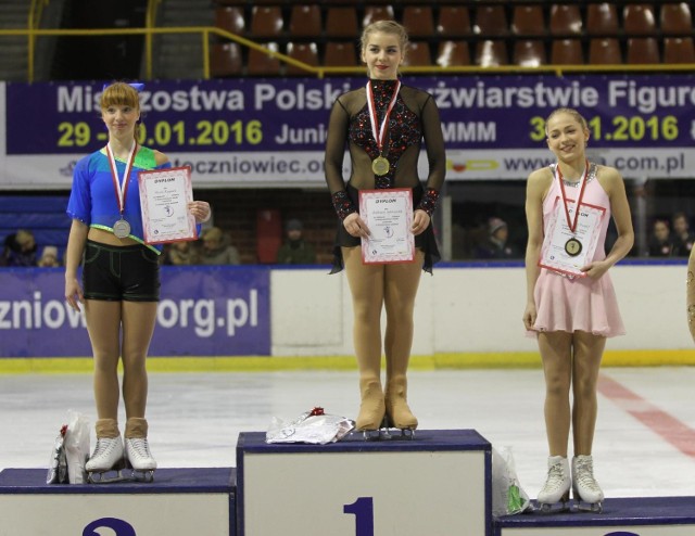 Elżbieta Gabryszak na najwyższym stopniu podium mistrzostw Polski w łyżwiarstwie figurowym juniorów w Gdańsku.