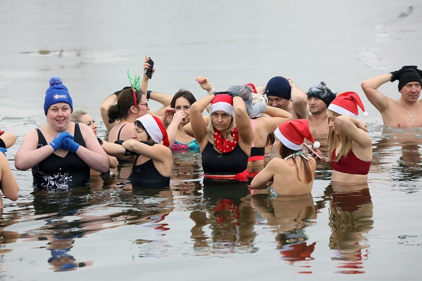 "Mikołajkowe Morsowanie" na Kormoranie w Legnicy, do wody weszło kilkadziesiąt osób