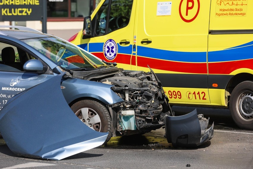 Karambol z udziałem trzech samochodów na skrzyżowaniu w Rzeszowie! Utrudnienia na drodze [ZDJĘCIA]