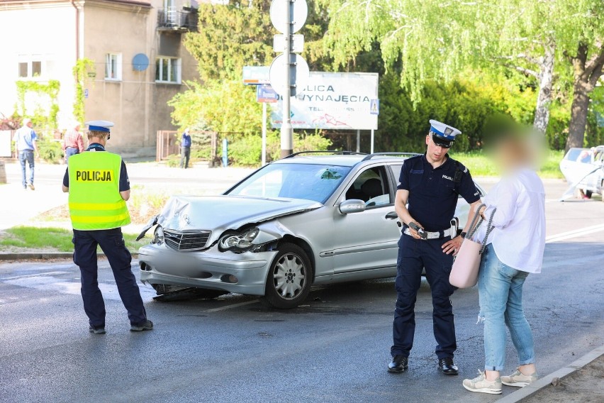 Karambol z udziałem trzech samochodów na skrzyżowaniu w Rzeszowie! Utrudnienia na drodze [ZDJĘCIA]