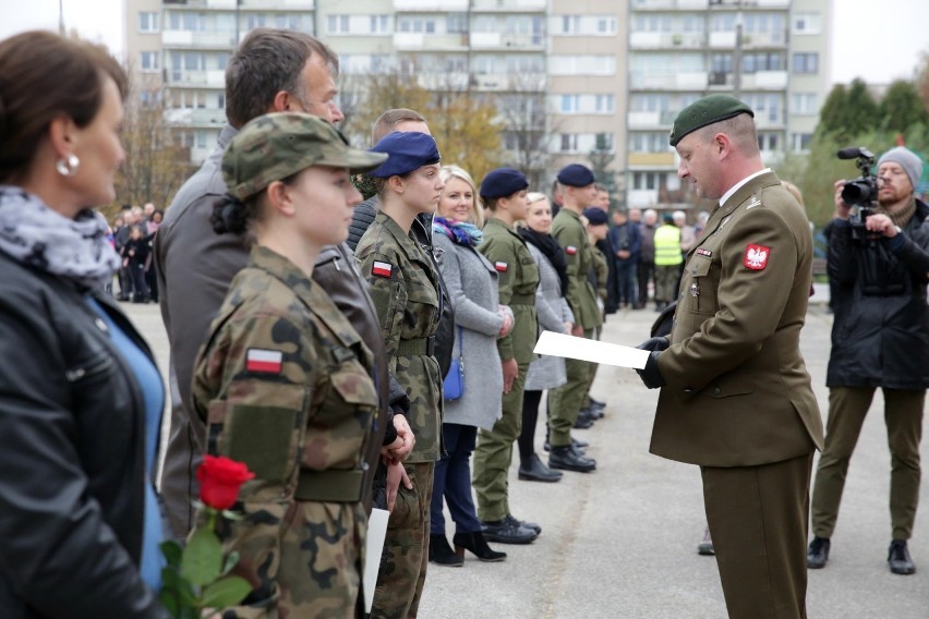 W XIV Liceum Ogólnokształcącym im. Zbigniewa Herberta w Lublinie odbyło się ślubowanie uczniów klas wojskowych. Zobacz zdjęcia