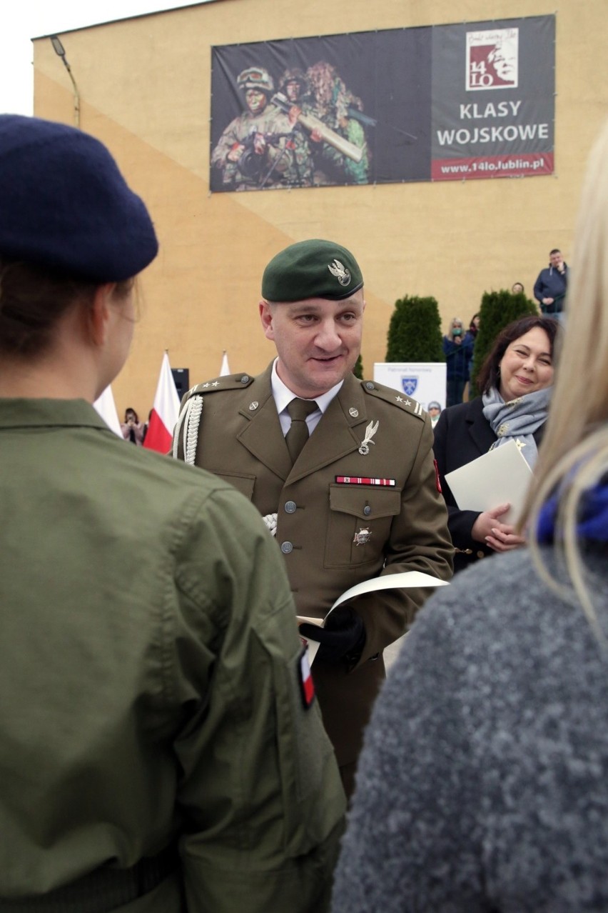 W XIV Liceum Ogólnokształcącym im. Zbigniewa Herberta w Lublinie odbyło się ślubowanie uczniów klas wojskowych. Zobacz zdjęcia