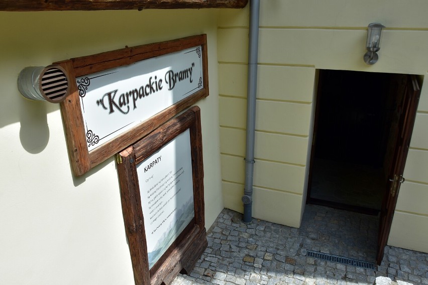 Park i ekspozycja w odrestaurowanych podziemiach dworu w Ropie to magnes na turystów odwiedzających Beskid Niski