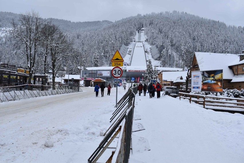 Zakopane szykuje się na skoki. Coraz więcej turystów w mieście i pod Wielką Krokwią 