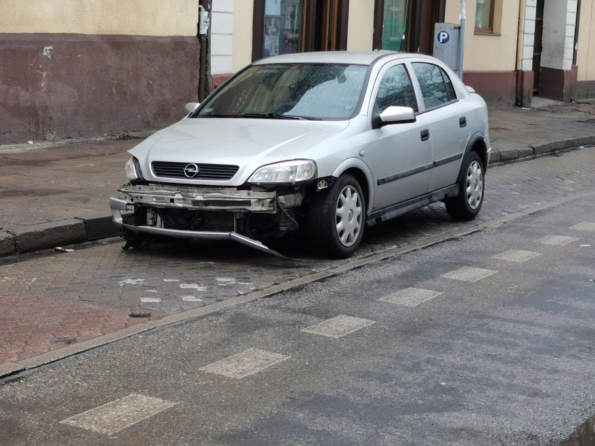 Opel uderzył w latarnie na 3 Maja we Włocławku