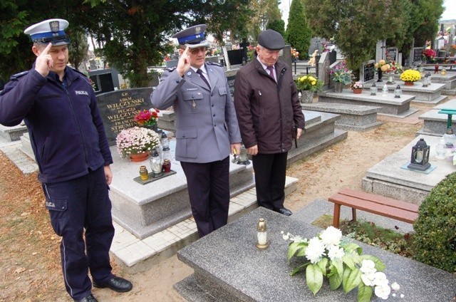 KPP w Kole: Komendant odwiedził groby zmarłych policjantów