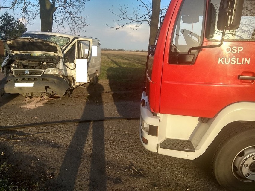 Gmina Kuślin: Auto dostawcze rozbiło się na drzewie. Lądował śmigłowiec LPR