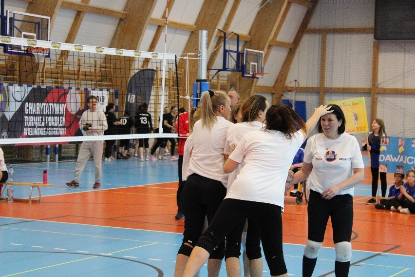 Charytatywny Turniej Pokoleń Wieluńskiej Siatkówki i niespodziewany finał licytacji koszulek ZDJĘCIA