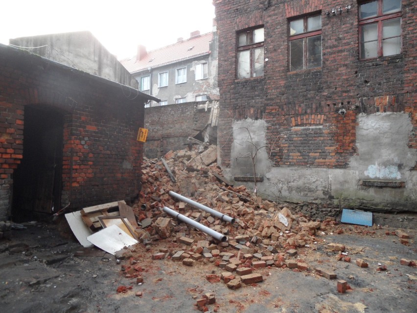 Zawaliła się ściana kamienicy w Bytomiu. Strażacy przeszukują gruzowisko