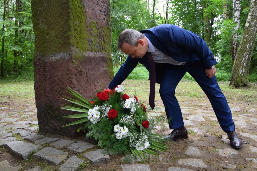 Kwiaty pod grunwaldzkim pomnikiem w Sieradzu. Miasto upamiętniło 606. rocznicę bitwy