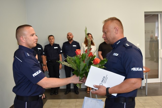 Komisarz Rafał Kaczmarczyk (z prawej) został nowym naczelnikiem Wydziału Kryminalnego KPP w Śremie.
