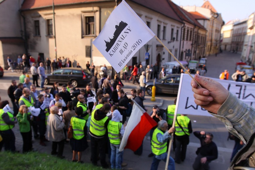 Prostesty w Krakowie w rocznicę pogrzebu pary prezydenckiej [zdjęcia]