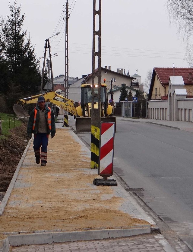 Na ul. POW dobudowano chodnik od strony os.Wyszyńskiego. Wcześniej była tutaj tylko tak zwana opaska o szerokości pół metra