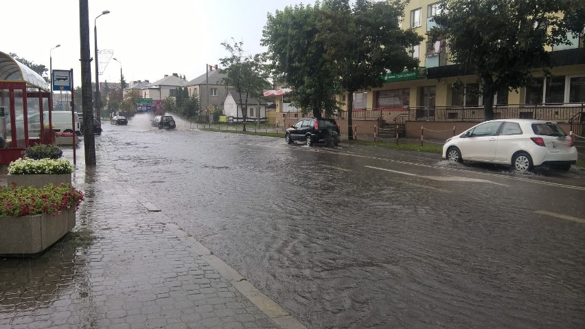 Kilkunastominutowa ulewa w samym centrum Bielska Podlaskiego [ZDJĘCIA, WIDEO]