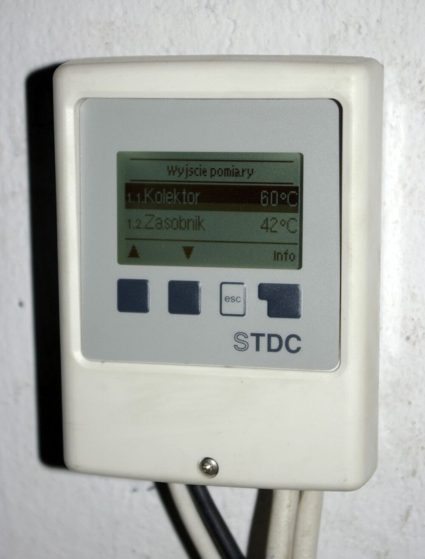 Sterownik pokazuje temperaturę w bateriach i w zasobniku...