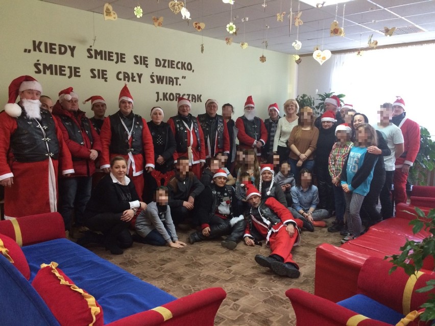 Sieradzcy motocykliści św. Mikołajami. Grupa Motocyklowa Sieradzanie z darami w DD w Tomisławicach