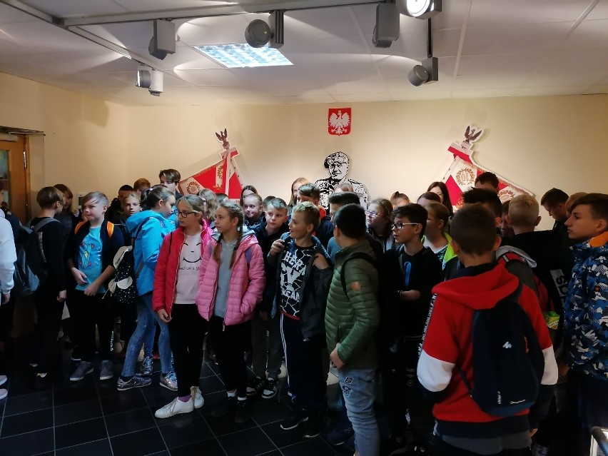 Uczniowie z Gaworzyc odwiedzili jednostkę wojskową w Świętoszowie