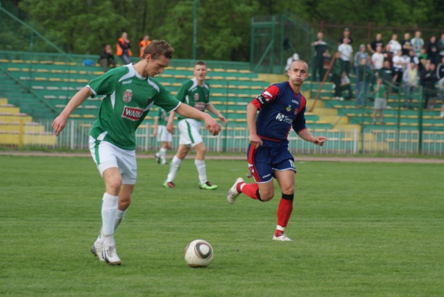 W jesiennych derbach, Marcin Kobierski (granatowy strój) zdobył dla Warty Sieradz aż trzy gole