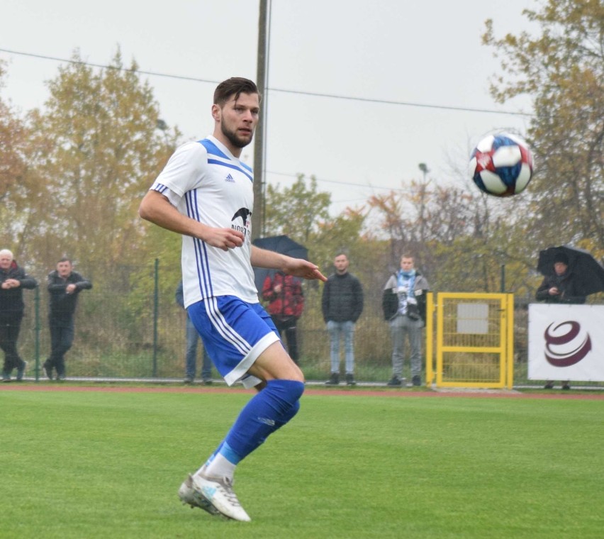 III liga. Grom Nowy Staw - Kotwica Kołobrzeg 0:1 [ZDJĘCIA]. Goście kończyli w dziesięciu