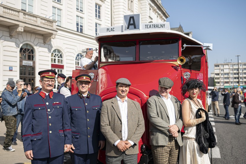 Woził pasażerów przedwojennej Warszawy. 88-letni autobus Somua Six znów wyjechał na stołeczne ulice