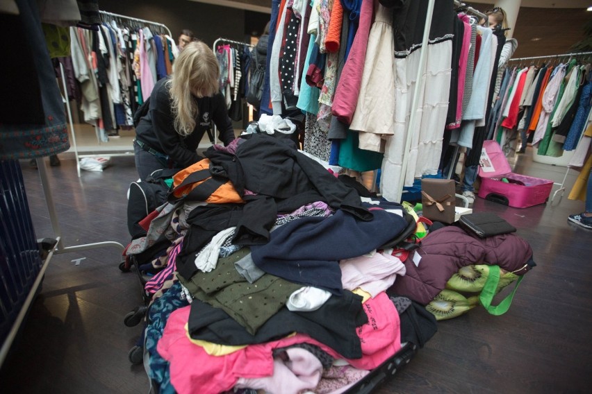 Uwaga na osiedlowe zbiórki odzieży używanej. Pomoc dla potrzebujących czy pomysł na nielegalny biznes? Co zrobić z niepotrzebnymi ubraniami?