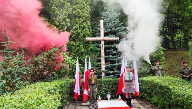 Na cmentarzu na Zawięzieniu zostały złożone wiązanki i znicze. Odegrano także hymn państwowy i odczytano apel poległych.