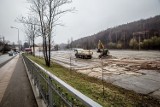 Wałbrzych: Na Armii Krajowej powstaje mobilne centrum szczepień typu drive-thru przeciw COVID-19.