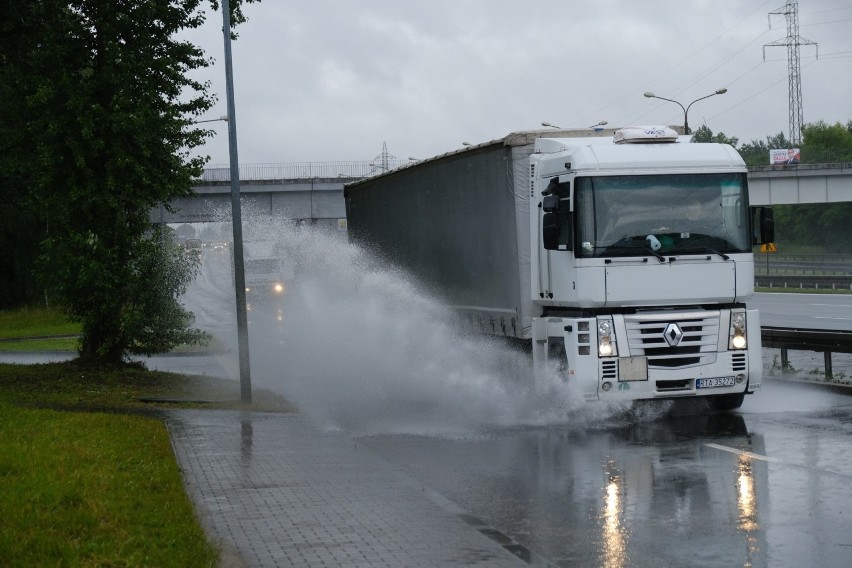 Uwaga! Wielkie rozlewisko na DK 86 w Sosnowcu oraz Katowicach. Kierowcy muszą uważać, bo mogą zalać silnik ZDJĘCIA 