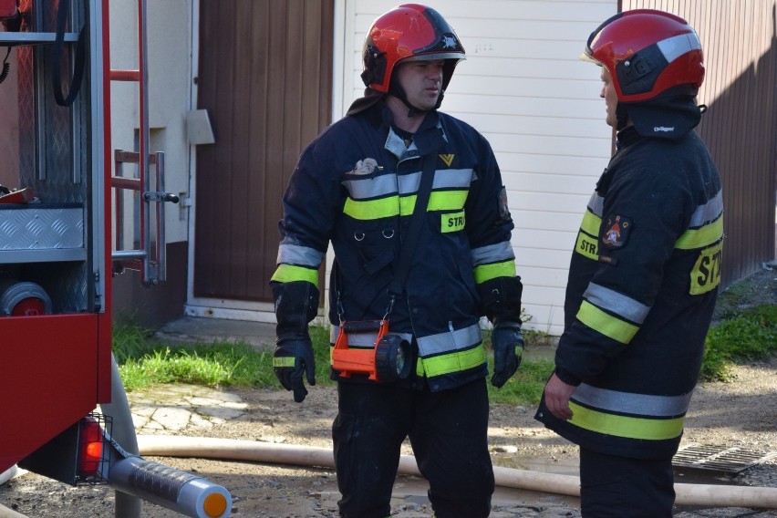 Miastko. Trwa akcja gaszenia pożaru przy ulicy Małopolskiej. Jedna osoba została ewakuowana (FOTO+VIDEO)