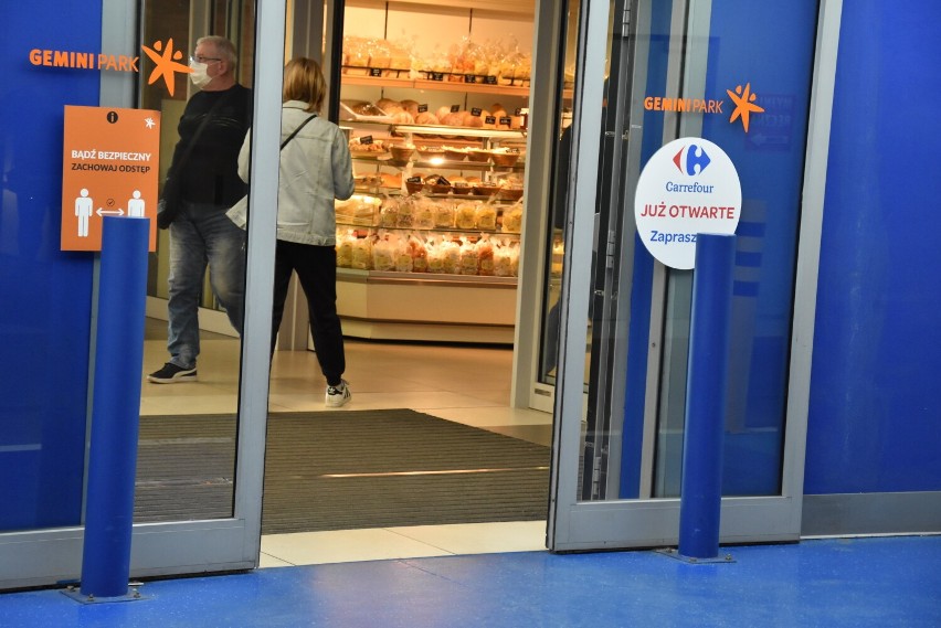 Tarnów. Szturm po olej, masło i telewizory na otwarciu hipermarketu Carrefour w Gemini Park Tarnów. Tłum klientów na zakupach [ZDJĘCIA]