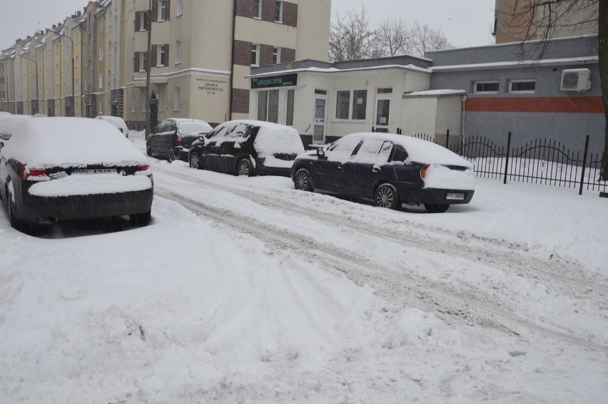 Atak zimy w Głogowie trwa. Boczne i lokalne drogi zasypane śniegiem
