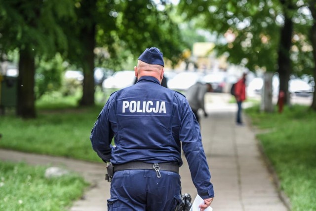 Podczas gdy świętujący z zawodnikiem koledzy próbowali ratować życie piłkarza, podejrzany poszedł dalej w miasto. Nie wiadomo ile osób padłoby jeszcze ofiarą Bartłomieja G., gdyby nie fakt, że kilka godzin później zatrzymali go bielawscy policjanci. Niestety życia 22-letniego piłkarza nie udało się uratować.