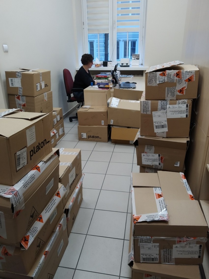Kilka tysięcy nowych książek w bibliotece w Tomaszowie i nowa usługa dla czytelników