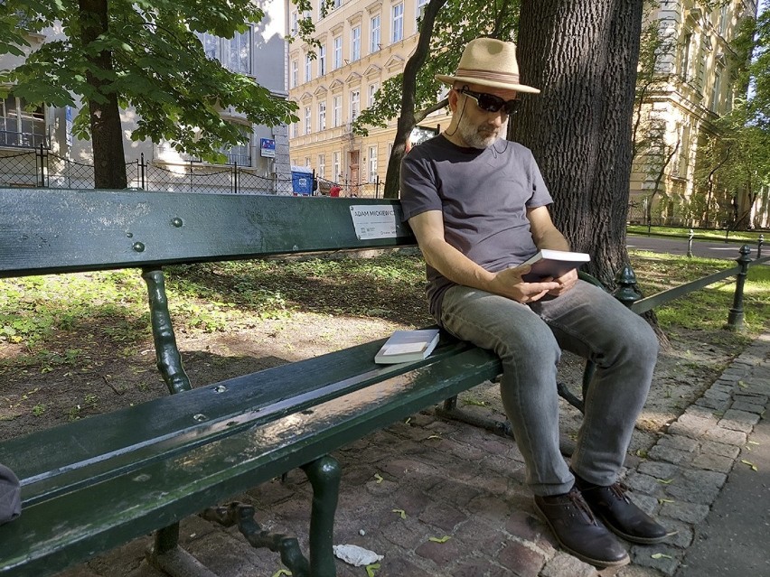 Święto Wolnych Książek na krakowskich Plantach. Biblioteka Kraków zostawiła lektury na ławkach