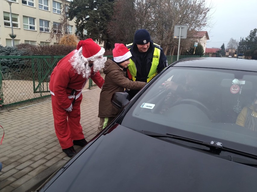 W Sandomierzu mikołajkowa akcja dzieci i policjantów. Rozdawali prezenty albo... rózgi. Zobacz zdjęcia