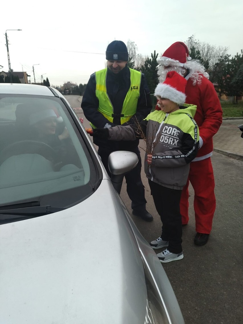 W Sandomierzu mikołajkowa akcja dzieci i policjantów. Rozdawali prezenty albo... rózgi. Zobacz zdjęcia