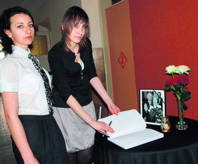 Maja Gabryś (z lewej) i Kornelia Cypryjańska przy księdze w I LO