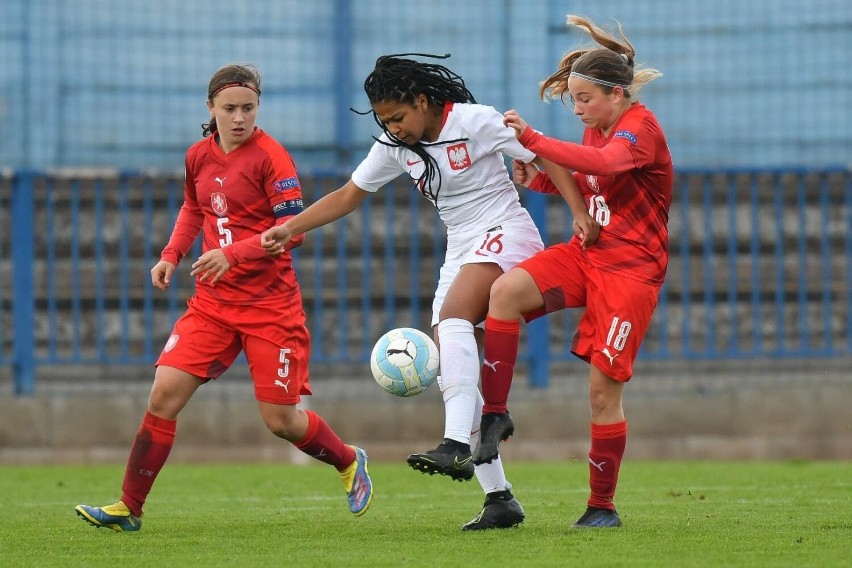 Nina Abe zadebiutowała w reprezentacji Polski U-15. Swoją przygodę z piłką nożną rozpoczęła w Błękitnych Łęczyce
