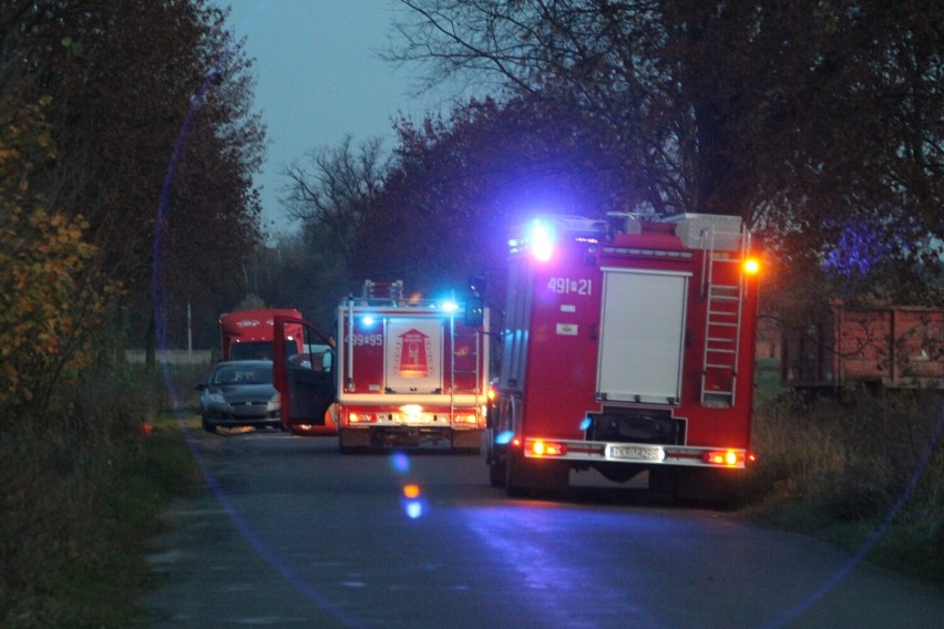 Zderzenie osobówki z ciągnikiem rolniczym na trasie Baszków-Zduny. Jedna osoba trafiła do szpitala [ZDJĘCIA]