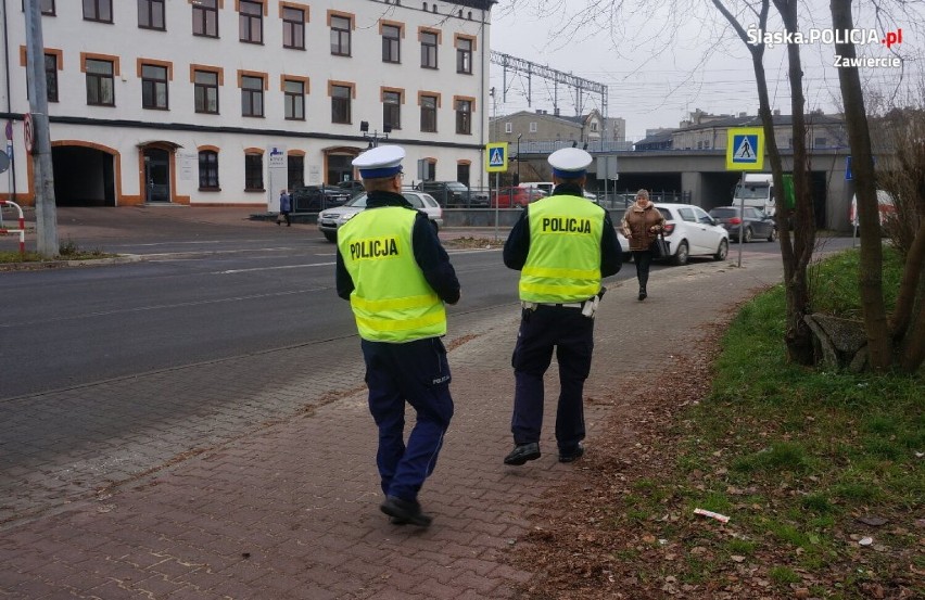 Policjanci z Zawiercia w ostatnich dniach przypominali pieszym i rowerzystom o podstawowych zasadach bezpieczeństwa. Wręczali też odblaski 