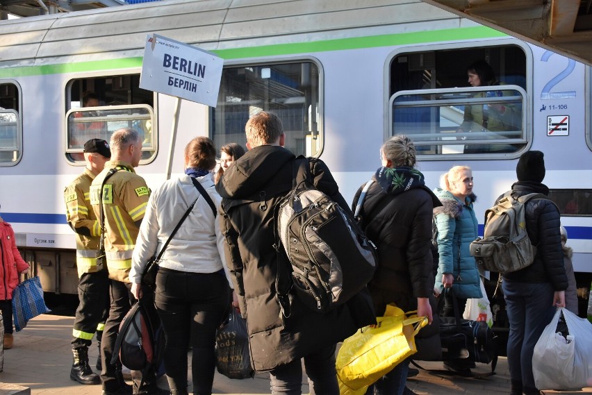 Specjalne pociągi odjechały z uchodźcami z dworca głównego PKP w Chełmie do Berlina. Zobacz zdjęcia