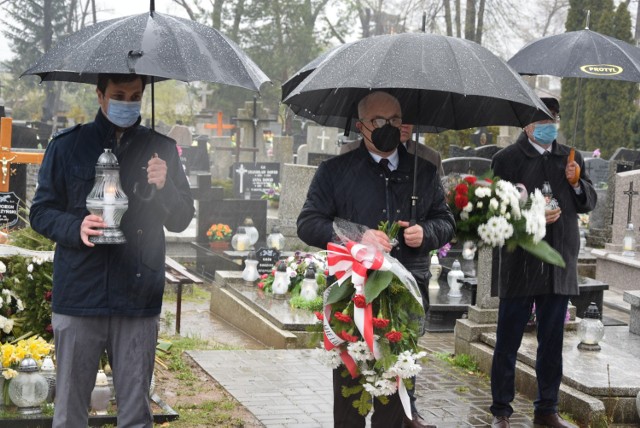 Obchody setnej rocznicy III Powstania Śląskiego w Wieluniu. Powstańców uczczono w strugach deszczu