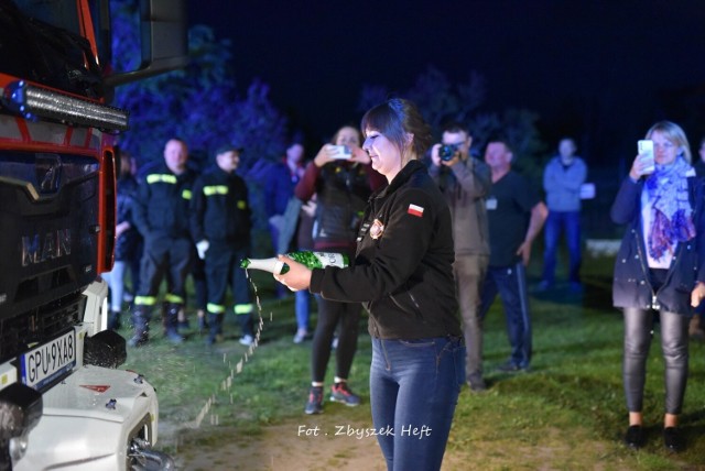 Późnym wieczorem, 10 maja 2023 r. w Sławoszynie, w gminie Krokowa zrobiło się głośno, a wszystko za sprawą wiwatów i radości podczas powitania nowego wozu strażackiego.