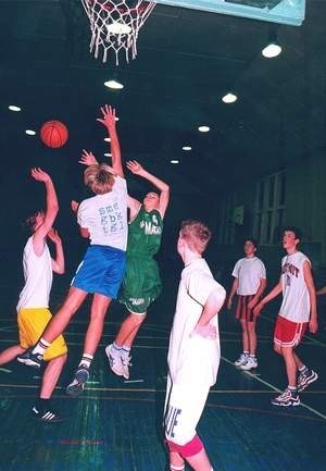 Amatorzy basketu prezentują w tczewskiej lidze zróżnicowany poziom koszykarskich umiejętności.