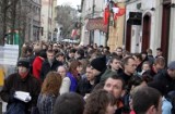 Kraków: Olbrzymie kolejki po wejściówki na jutrzejsze uroczystości pogrzebowe