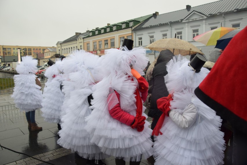 Wigilia Miejska 2019 w Suwałkach. W deszczu władze miasta i mieszkańcy śpiewali kolędy [Zdjęcia]