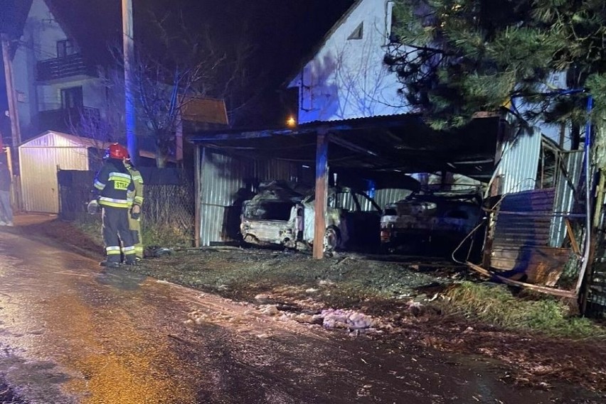 Pożaru w Suchej Beskidzkiej. Spłonął garaż i dwa samochody osobowe. Jedna osoba została poszkodowana