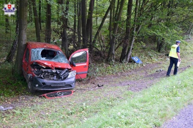 Śmiertelne potrącenie w Mostach na DK-19

Do tragicznego zdarzenia doszło w czwartek po godz. 10:00 na drodze krajowej nr 19 przy parkingu w Mostach. Stojący na poboczu drogi mężczyzna został potrącony przez samochód dostawczy. Jak informuje policja kierowca mercedesa zbyt późno zorientował się, że jadący przed nim pojazd zatrzymuje się. By uniknąć zderzenia, zjechał na pobocze jezdni.