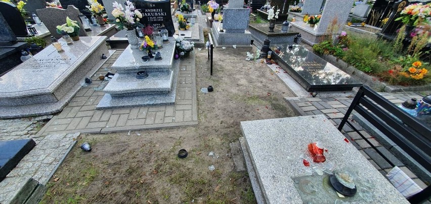 Dewastacja grobów na Cmentarzu Parafialnym Św. Wojciecha w Gliwicach. Trwa śledztwo