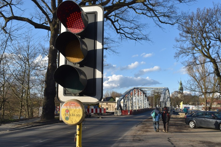 Droga krajowa w Krośnie Odrzańskim wciąż wymaga remontów. Kto i kiedy załata dziury?